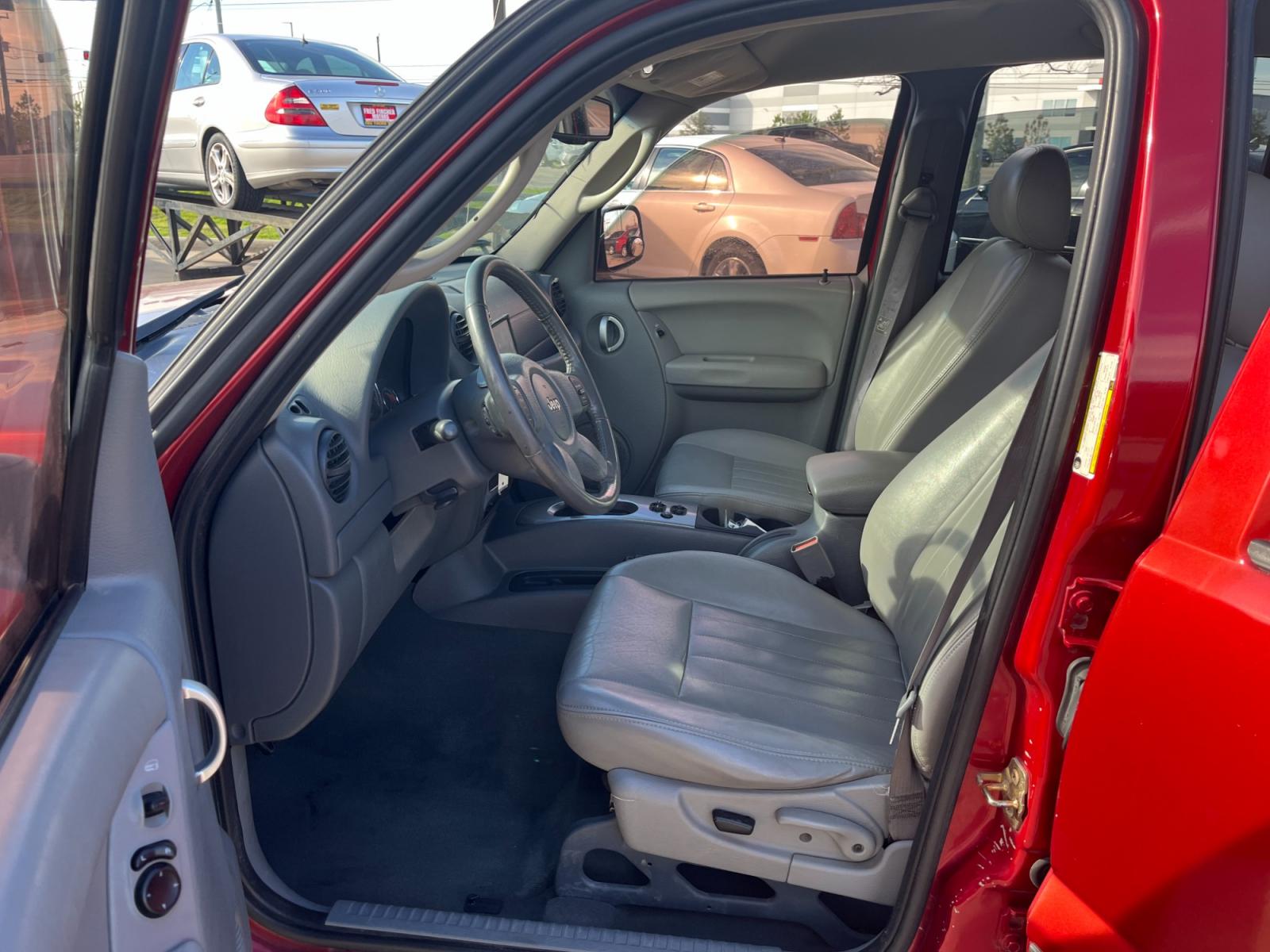 2006 red /black Jeep Liberty Renegade 2WD (1J4GK38K16W) with an 3.7L V6 SOHC 12V engine, Automatic transmission, located at 14700 Tomball Parkway 249, Houston, TX, 77086, (281) 444-2200, 29.928619, -95.504074 - Photo #8